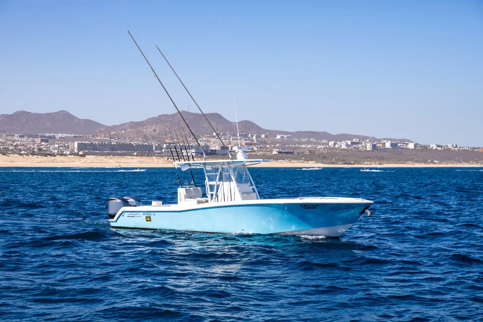Crudo 33 ft Invincible — Los Cabos fishing charter