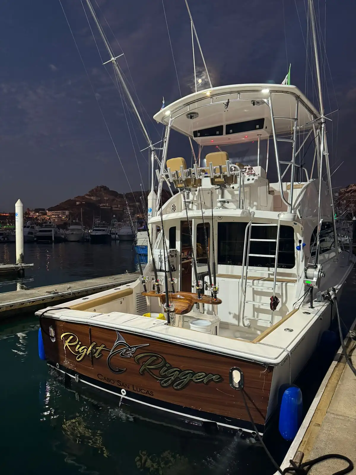 Mas Crudo 37 ft Invincible Catamaran — Los Cabos fishing charter